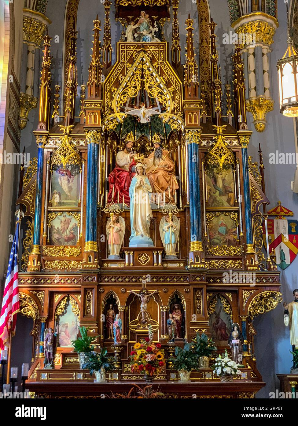 Dyersville, Iowa, USA. St. Franziskus Xavier Basilika, Altar der Gottesmutter, errichtet 1897. Links vom Altar der Heiligen Jungfrau befinden sich 2 Stk Stockfoto