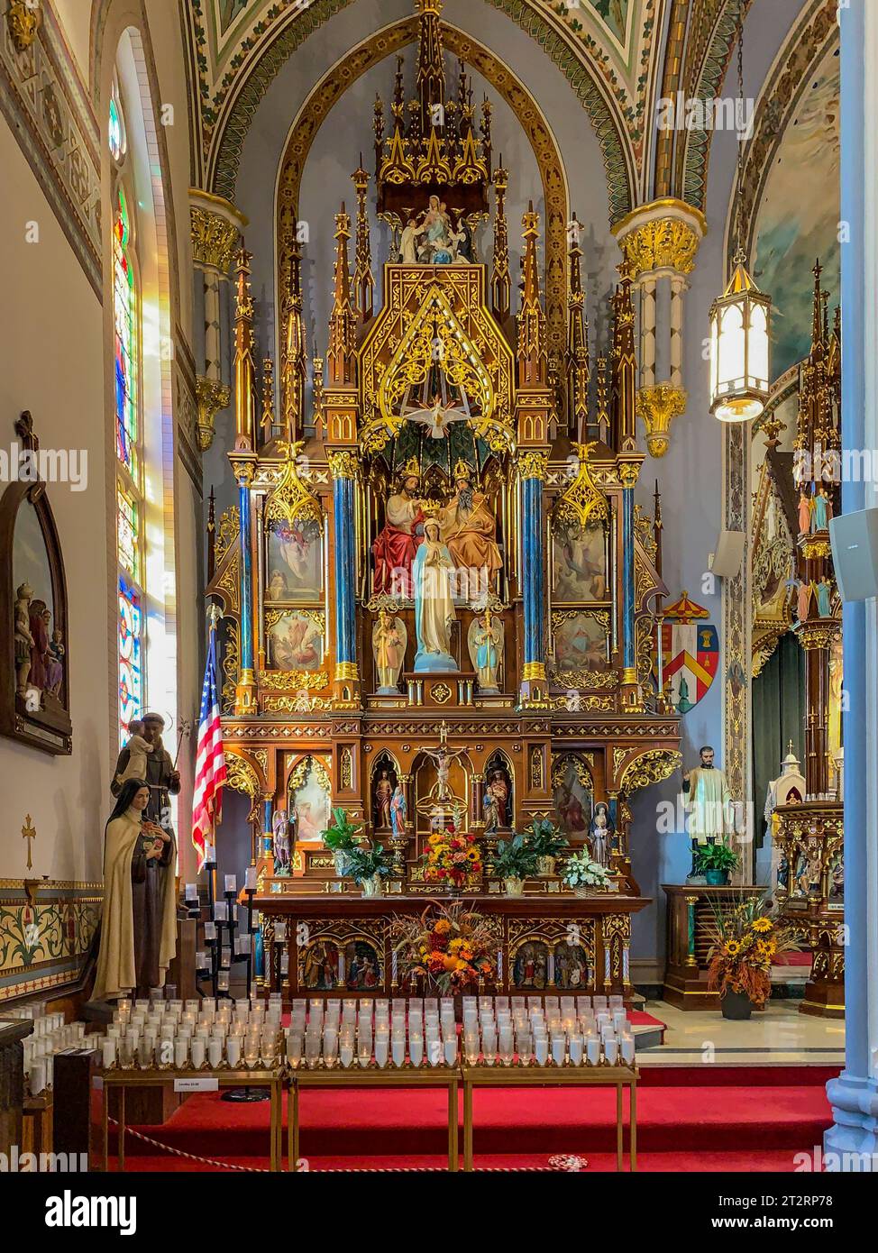 Dyersville, Iowa, USA. St. Franziskus Xavier Basilika, Altar der Gottesmutter, errichtet 1897. Links vom Altar der Heiligen Jungfrau befinden sich 2 Stk Stockfoto