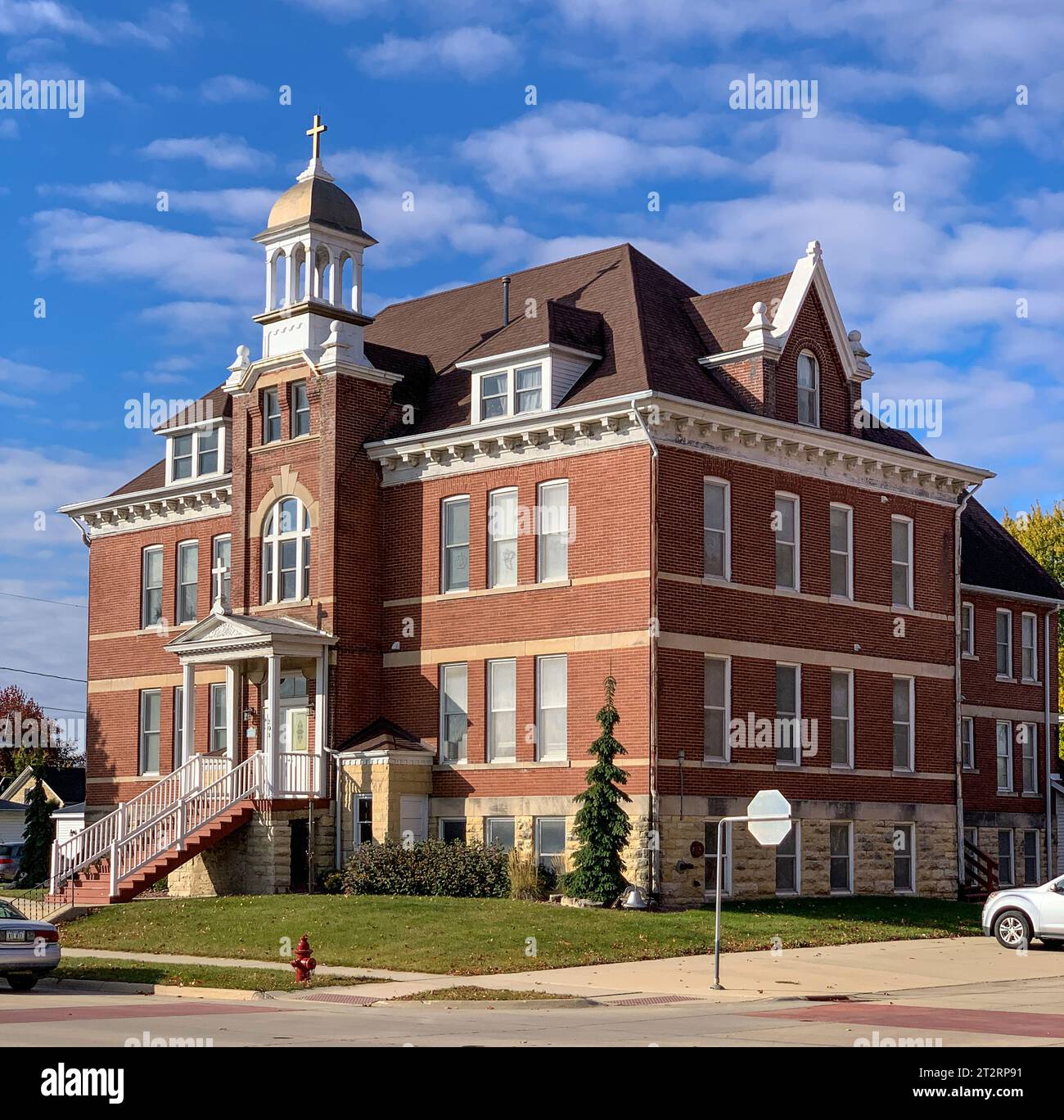 Dyersville, Iowa, USA. Bell Towers, früher Warning Hall der Xavier High School, einer katholischen Schule, erbaut 1907. Stockfoto