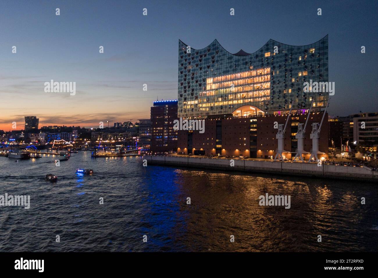 Am Abend beleuchtete Elbphilharmonie bei der Kunstveranstaltung Blue Port Light, Cruise Days, Hamburg Stockfoto