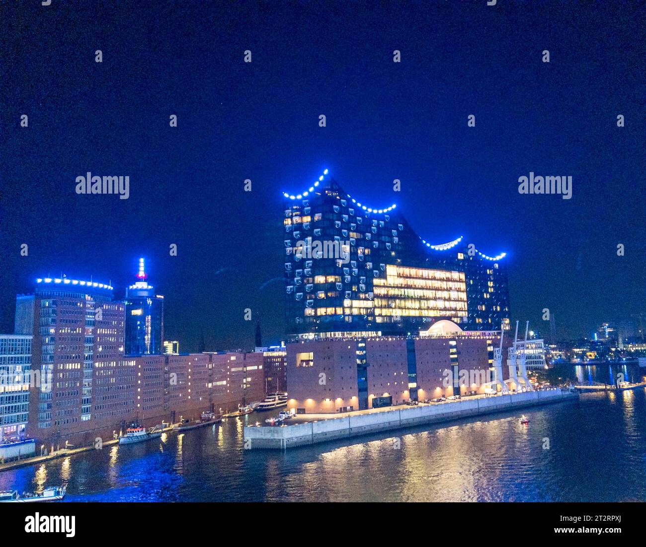 Am Abend beleuchtete Elbphilharmonie bei der Kunstveranstaltung Blue Port Light, Cruise Days, Hamburg Stockfoto
