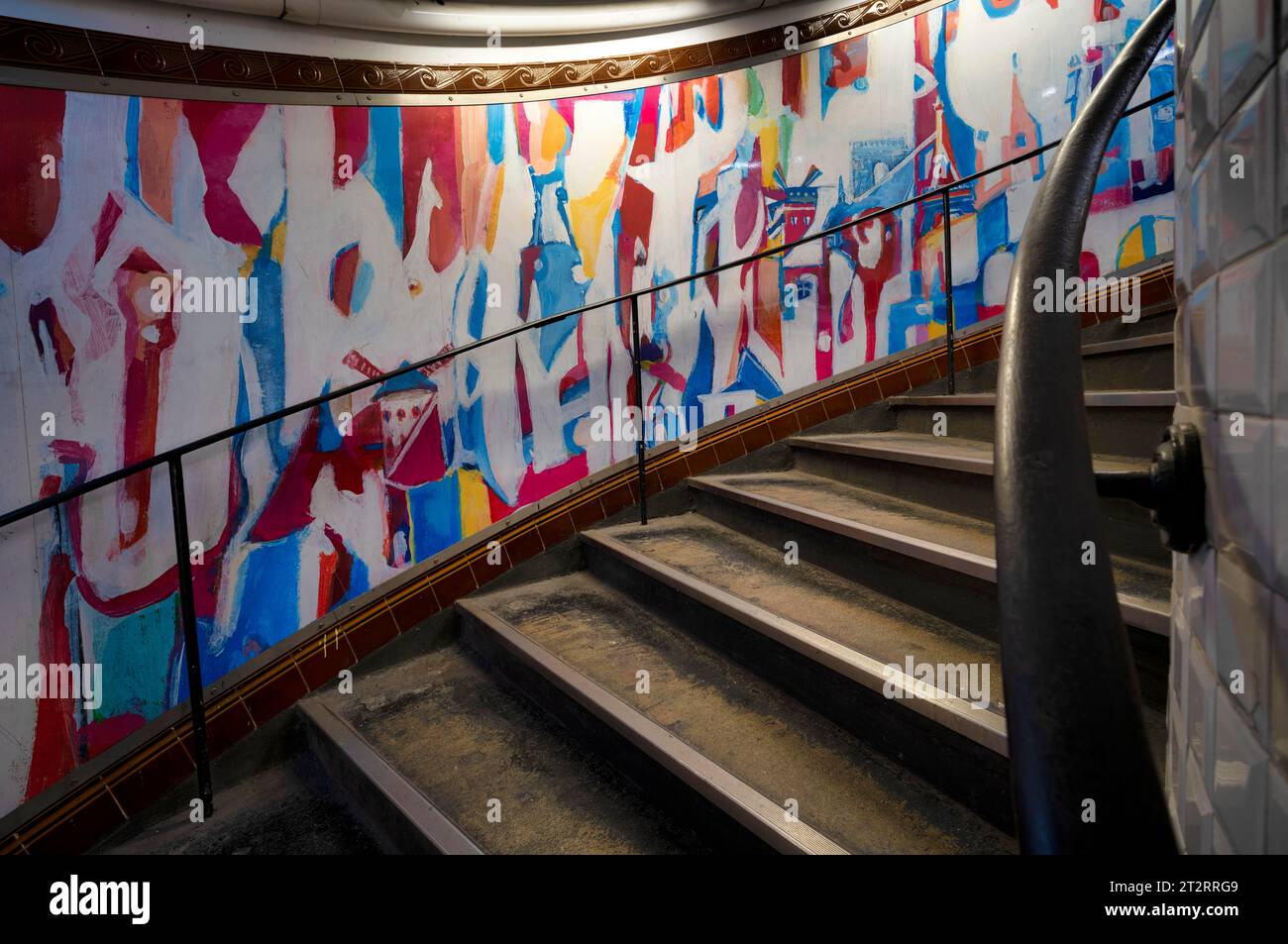 Treppe, Wendeltreppe, gestaltet mit Motiven von Moulin Rouge, Metro Station Abbesses, Montmartre, Metro, Paris, Frankreich Stockfoto
