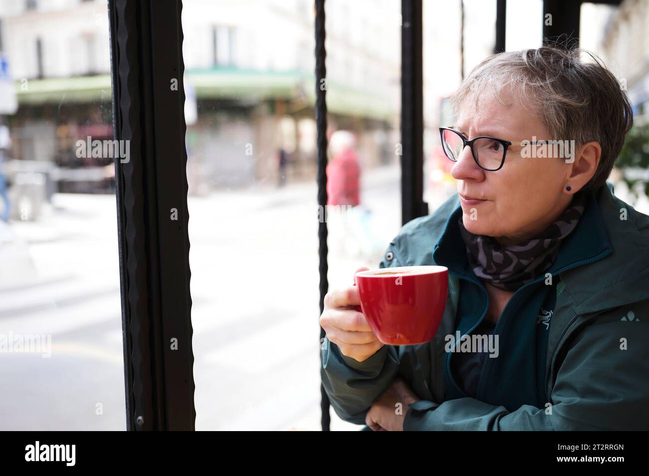 Ältere Frau, Best Ager, sitzt im Café, trinkt Kaffee, Paris, Frankreich Stockfoto
