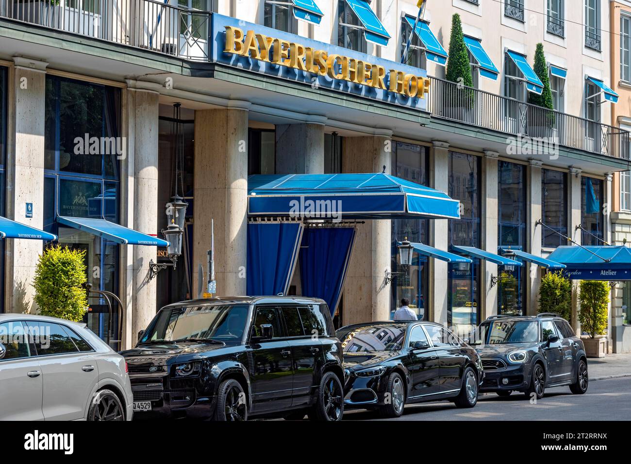 Hotel Bayerischer Hof, Eingang mit Schriftzug in Gold und Baldachin, Luxus, Veranstaltungsort der Münchner Sicherheitskonferenz, MSC, Promenadeplatz, Altstadt Stockfoto