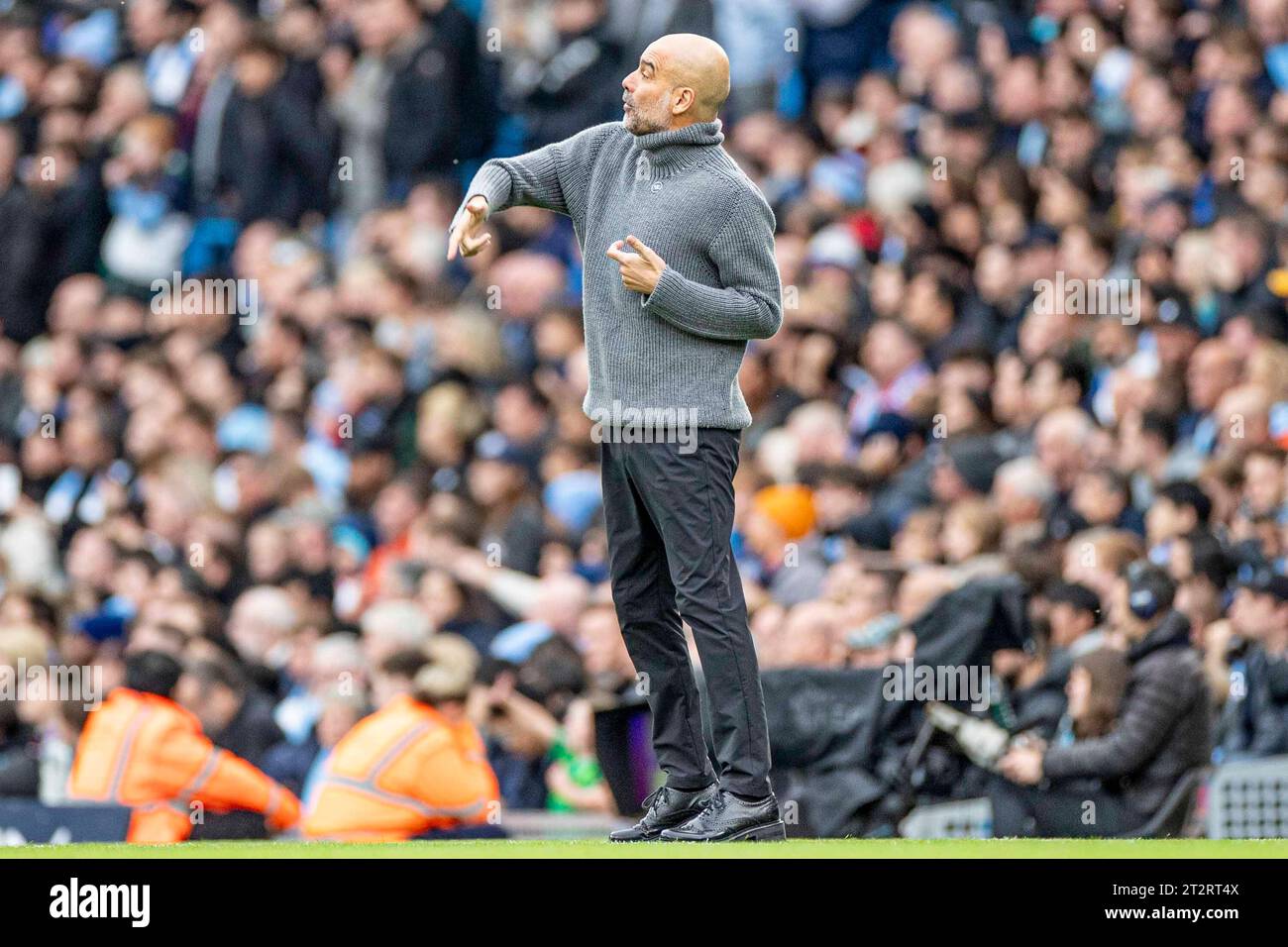 Manchester, Großbritannien. Oktober 2023. Manchester, Großbritannien. Am 21. Oktober 2023 gestikuliert Manchester City Manager PEP Guardiola während des Premier League-Spiels zwischen Manchester City und Brighton und Hove Albion im Etihad Stadium, Manchester am Samstag, den 21. Oktober 2023. (Foto: Mike Morese | MI News) Credit: MI News & Sport /Alamy Live News Stockfoto