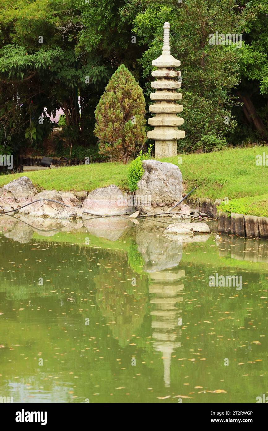 Wunderschöner japanischer Garten mit einer Steinpagode auf Schildkröteninsel Stockfoto