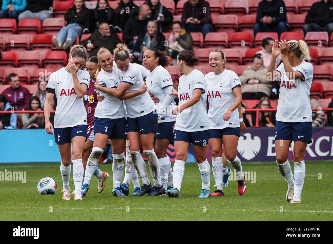 Walsall, Großbritannien. Oktober 2023. Walsall, England, 21. Oktober 2023: Martha Thomas (17 Tottenham) feiert ihr zweites Tor beim Barclays FA Womens Super League Spiel zwischen Aston Villa und Tottenham Hotspur im Banks's Stadium in Walsall, England (Natalie Mincher/SPP). /Alamy Live News Stockfoto