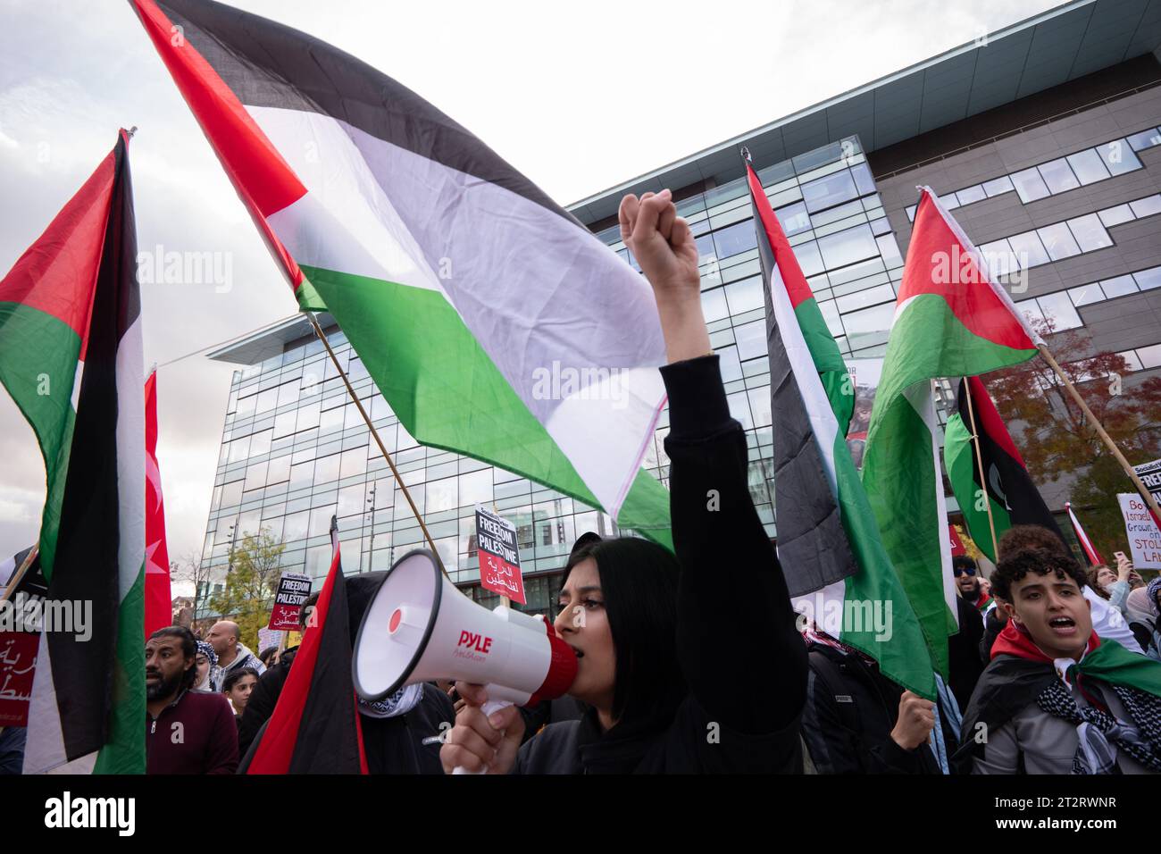 Protest vor dem BBC-Hauptquartier in Salford Quays Manchester. Einige tausend Menschen versammelten sich, um für die palästinensischen Rechte und die sich verschlechternde Lage in Gaza zu protestieren. Im ganzen Vereinigten Königreich finden Proteste statt, und die Palästinensische Solidaritätskampagne (PSC) sagt, dass sie erwartet, dass 200.000 Demonstranten sich dem anschließen werden, was sie für den „größten marsch für palästinensische Rechte in der britischen Geschichte“ am Samstag behaupten. Bild: Garyroberts/worldwidefeatures.com Stockfoto