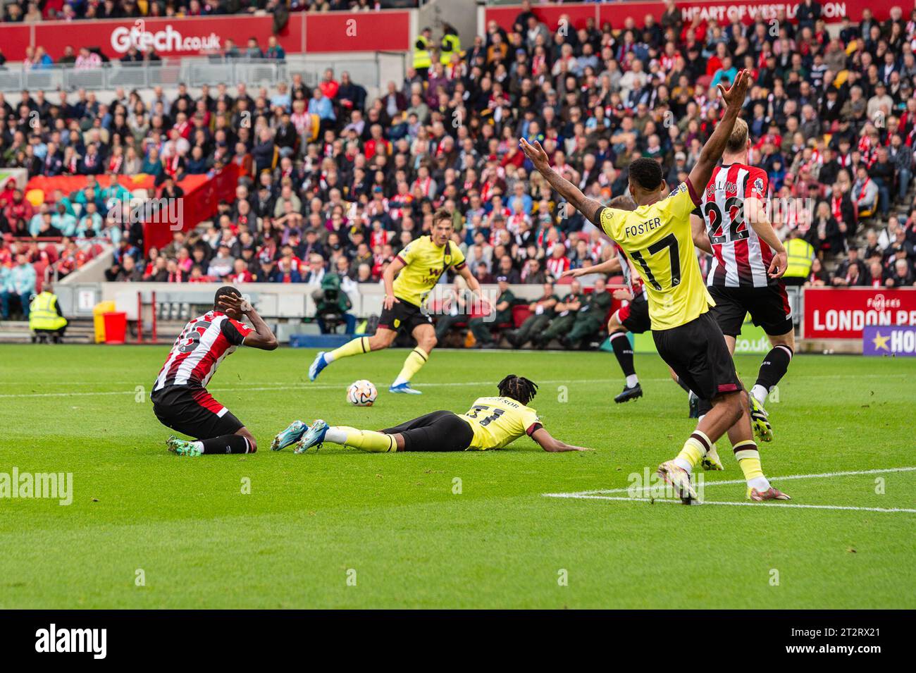 London, Großbritannien. Am 21. Oktober 2023 appelliert Burnley für eine Strafe, da Frank Onyeka aus Brentford während des Premier League-Spiels zwischen Brentford und Burnley am 21. Oktober 2023 im Gtech Community Stadium in London seinen Kopf hält. Foto: Grant Winter. Nur redaktionelle Verwendung, Lizenz für kommerzielle Nutzung erforderlich. Keine Verwendung bei Wetten, Spielen oder Publikationen eines einzelnen Clubs/einer Liga/eines Spielers. Quelle: UK Sports Pics Ltd/Alamy Live News Stockfoto
