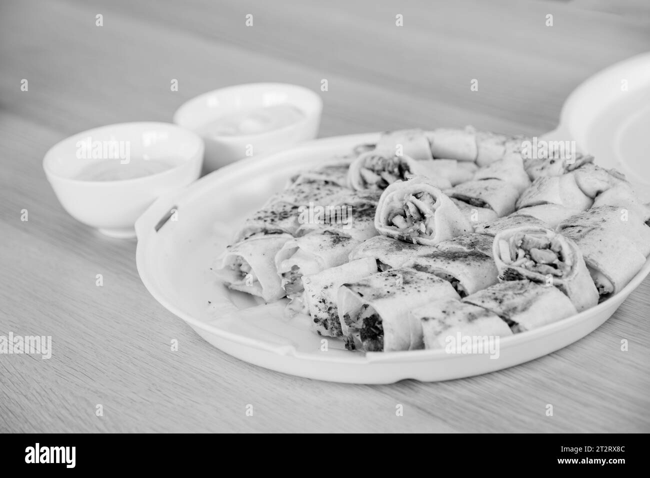 Schwarz-weiße Shawarma-Platte mit Dips Stockfoto