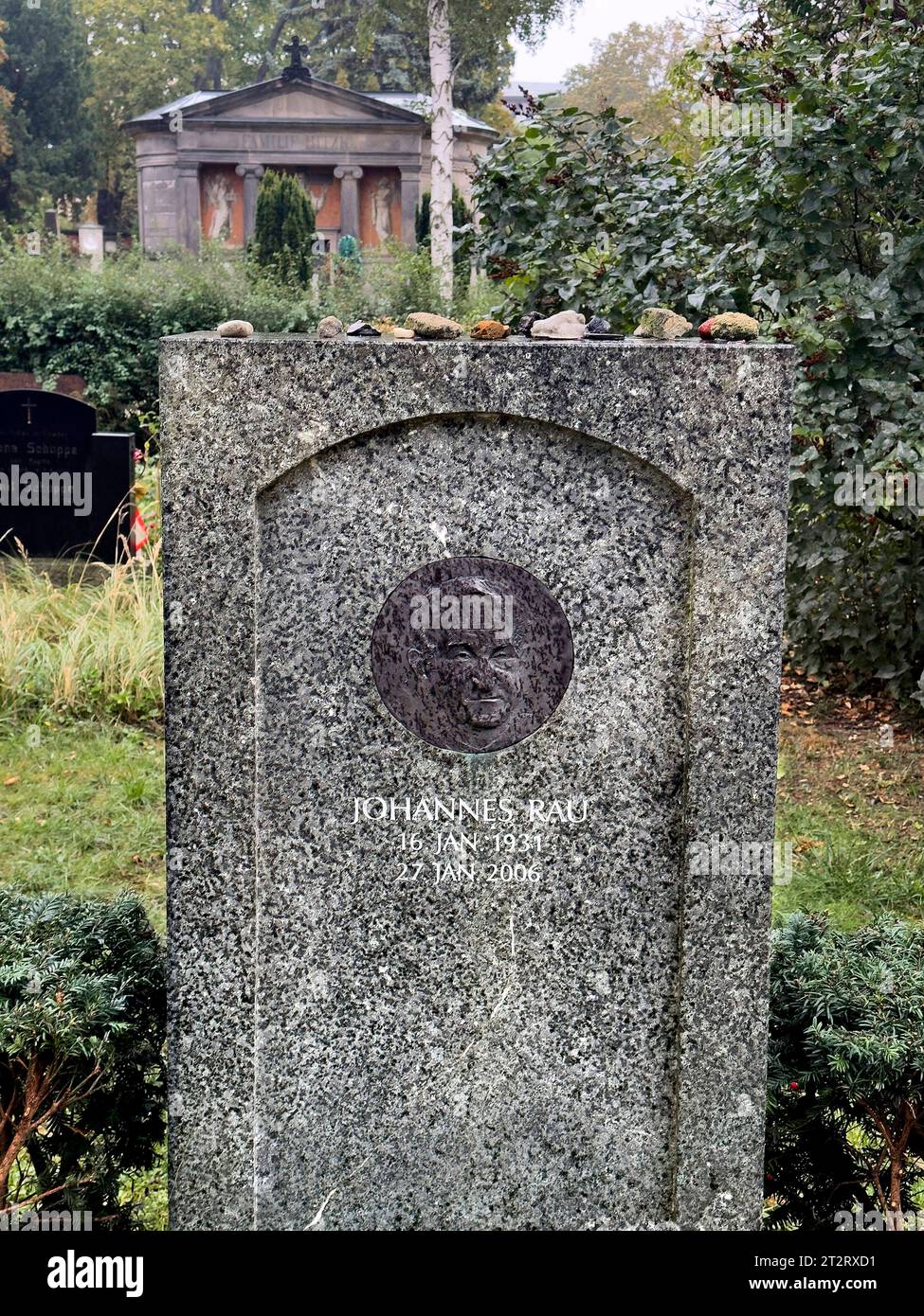 Johannes Rau, Dorotheenstaedtischer Friedhof DEU, Deutschland, Berlin, 07.10.2023 Grab und Grabstaette von Johannes Rau, deutscher Politiker SPD, auf dem Dorotheenstaedtischen Friedhof an der Chausseestraße im Berliner Bezirk Mitte Berlin Deutschland. Der historische Friedhof beherbergt Graeber beruehmter Personen aus Kunst, Kultur und Wissenschaft Müller en: Grabstätte und Grabstätte von Johannes Rau, deutscher Politiker, am Dorotheenstaedtischen Friedhof an der Chausseestraße im Berliner Bezirk Mitte. Der historische Friedhof beherbergt die Gräber berühmter Künstler aus der Kunst, c Stockfoto