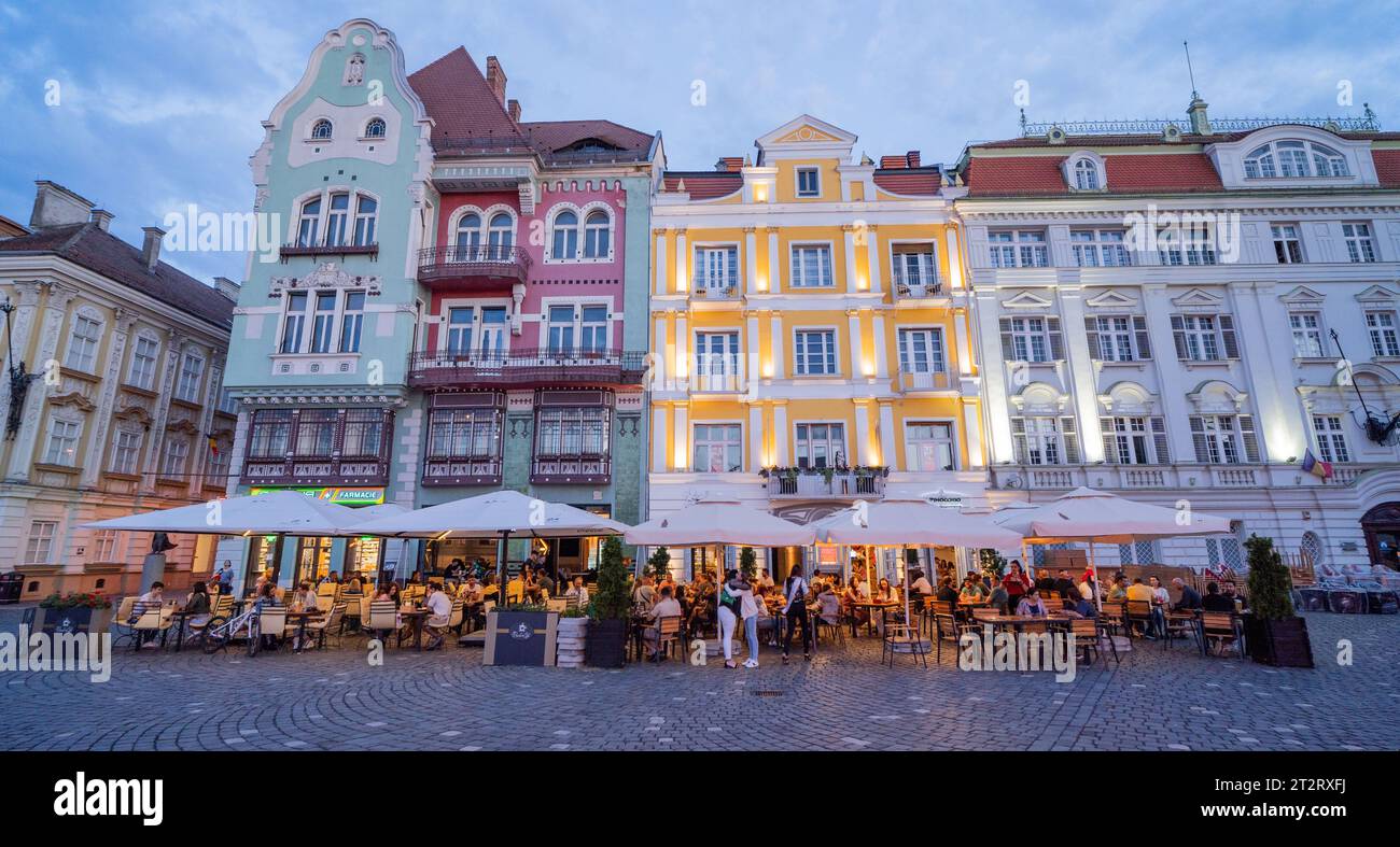 Abendliche Vibes auf dem Union Square (Piata Unirii), Timisoara, - Rumänien. Stockfoto