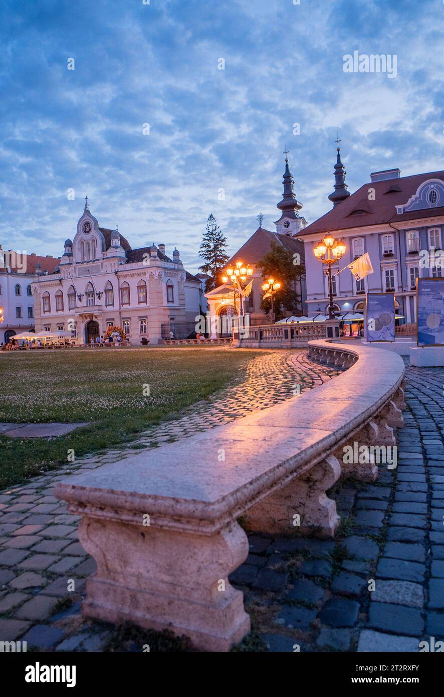 Abendliche Vibes auf dem Union Square (Piata Unirii), Timisoara, - Rumänien. Stockfoto