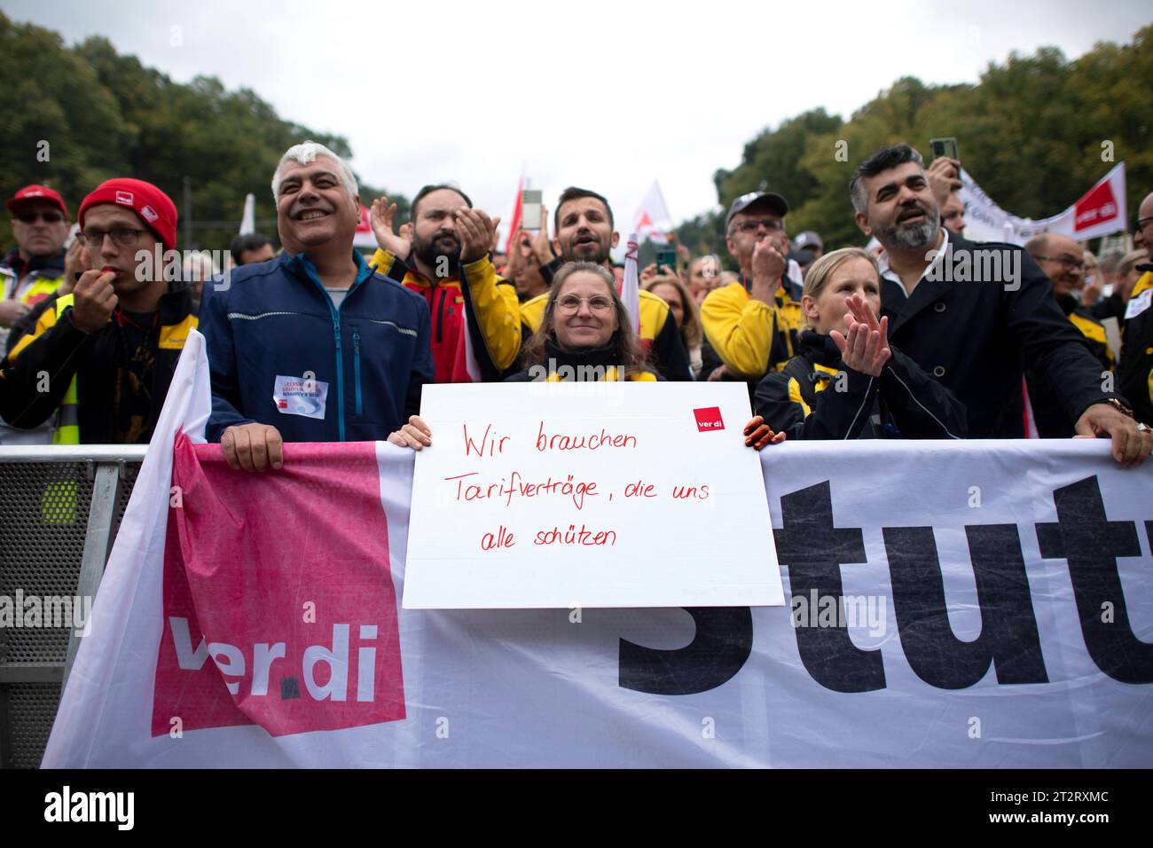 Post Protest gegen das Postgesetz DEU, Deutschland, Deutschland, Berlin, 09.10.2023 Demonstranten der Deutschen Post AG und der Gewerkschaft verdi mit Plakat Wir brauchen Tarifvertraege die uns alle schuetzen auf der Demonstration und Kundgebung gegen die geplante Novelle vom Postgesetz der Bundesregierung vor dem Brandenburger Tor in Berlin Deutschland. Mitarbeiter der Deutschen Post aus ganz Deutschland demonstrieren für den Erhalt der Arbeitsplaetzte, einem postalischen Ordnungsrahmen und den Erhalt der bestehenden Lizenzpflicht und deren Ausweitung auf den Paketmarkt en: Demonstrators Deutsche P Stockfoto