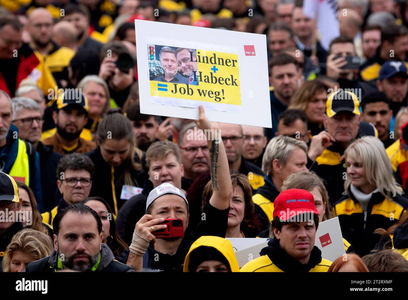 Post Protest gegen das Postgesetz DEU, Deutschland, Deutschland, Berlin, 09.10.2023 Demonstranten der Deutschen Post AG und der Gewerkschaft verdi mit Plakat Lindner und Habeck gleich Job weg gegen Christian Lindner FDP und Robert Habeck Buendnis 90 die Gruenen auf der Demonstration und Kundgebung gegen die geplante Novelle vom Postgesetz der Bundesregierung vor dem Brandenburger Tor in Berlin Deutschland . Mitarbeiter der Deutschen Post aus ganz Deutschland demonstrieren für den Erhalt der Arbeitsplaetzte, einem postalischen Ordnungsrahmen und den Erhalt der bestehenden Lizenzpflicht und deren Auswe Stockfoto