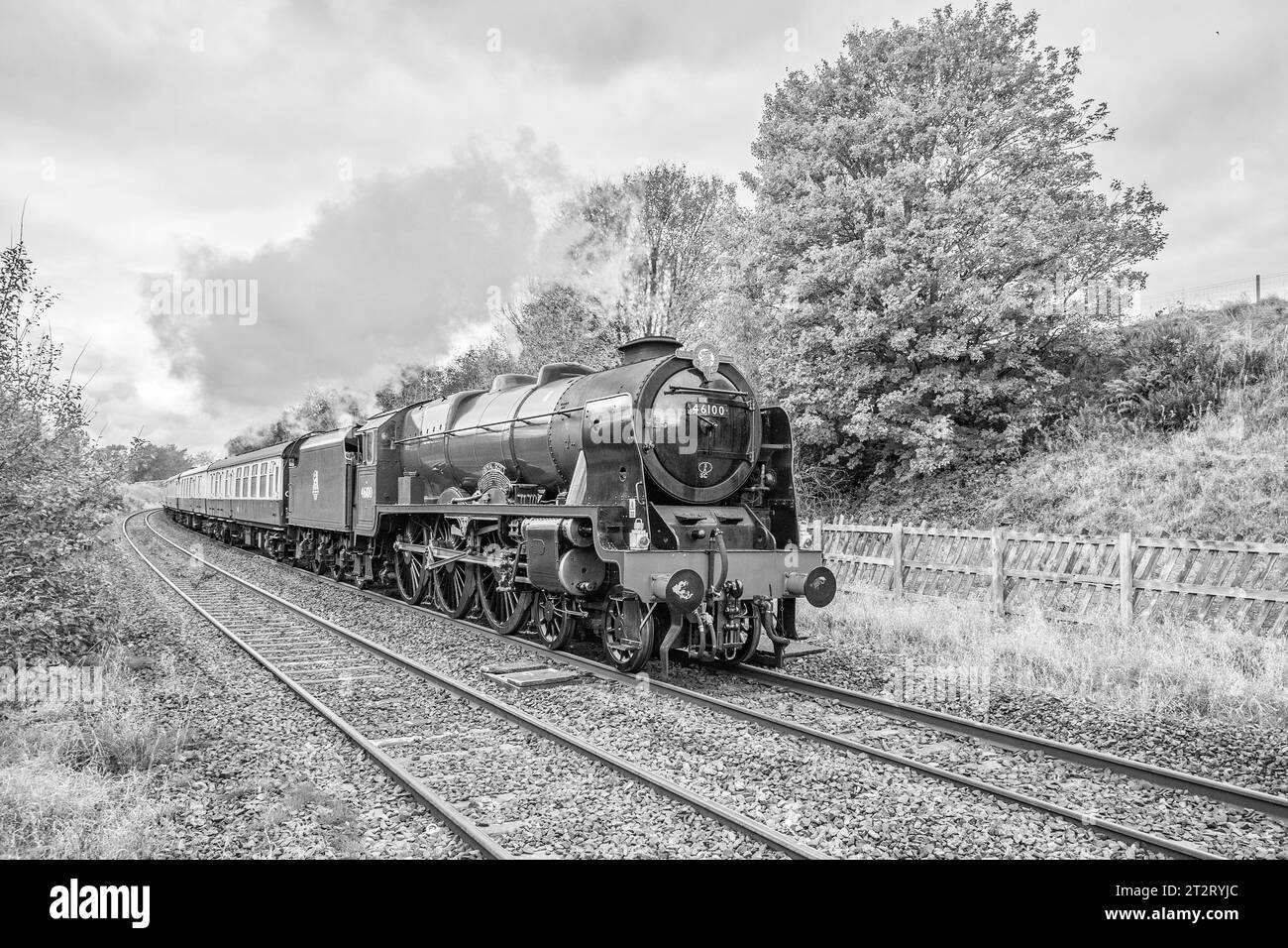 Royal Scot, 46100, Daphos Trains Classic Steam Pennine Moors Explorer, der am 21. September 10/23 im Rugby nach Hellifield reist und durch Long Preston führt. Stockfoto
