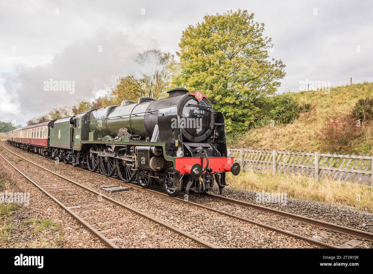 Royal Scot, 46100, Daphos Trains Classic Steam Pennine Moors Explorer, der am 21. September 10/23 im Rugby nach Hellifield reist und durch Long Preston führt. Stockfoto