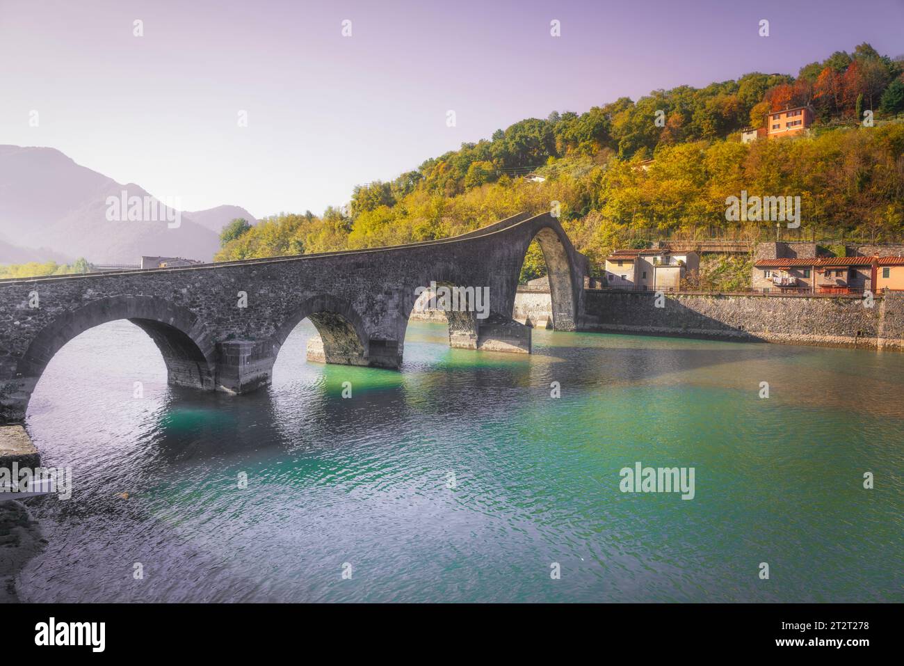 Teufelsbrücke oder Ponte della Maddalena, historisches Wahrzeichen in Garfagnana in der Herbstsaison. Serchio-Fluss. Borgo a Mozzano, Lucca. Toskana, Italien. Stockfoto