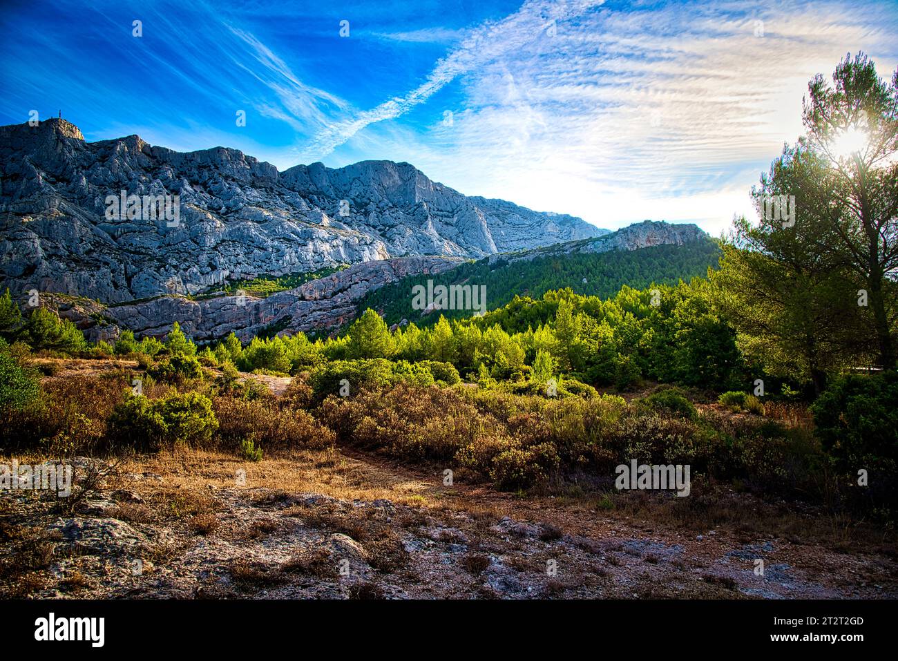Cezannes Landschaft / Südwestansicht der Montagne Sainte-Victoire & Country Road in Beaurecueil in der Nähe von Aix-en-Provence - Provence - Frankreich Stockfoto