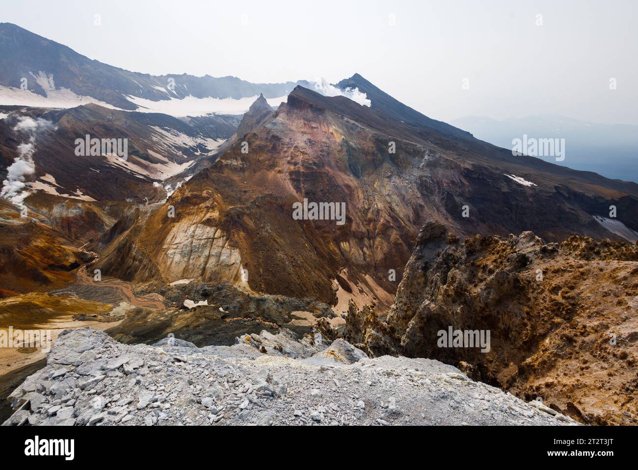 Der Krater des Mutnovsky-Vulkans. Fumarolen. Der aktive Vulkan Mutnovsky. Wandern. Kamtschatka. 2022 Stockfoto