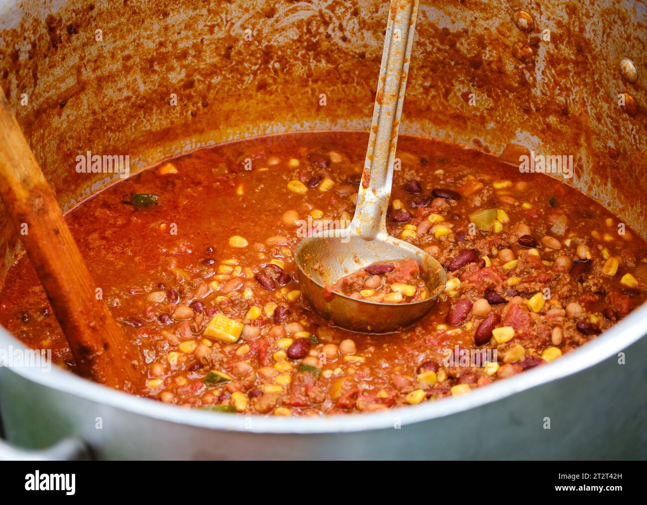 Große Pfanne Fleisch Chili kochen auf offenem Feuer Stockfoto