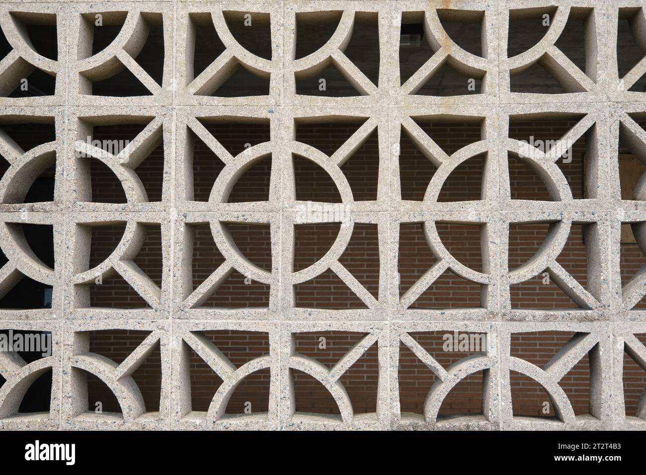 Details der Betontrennwand mit runden Formen in quadratischer Ausführung Stockfoto