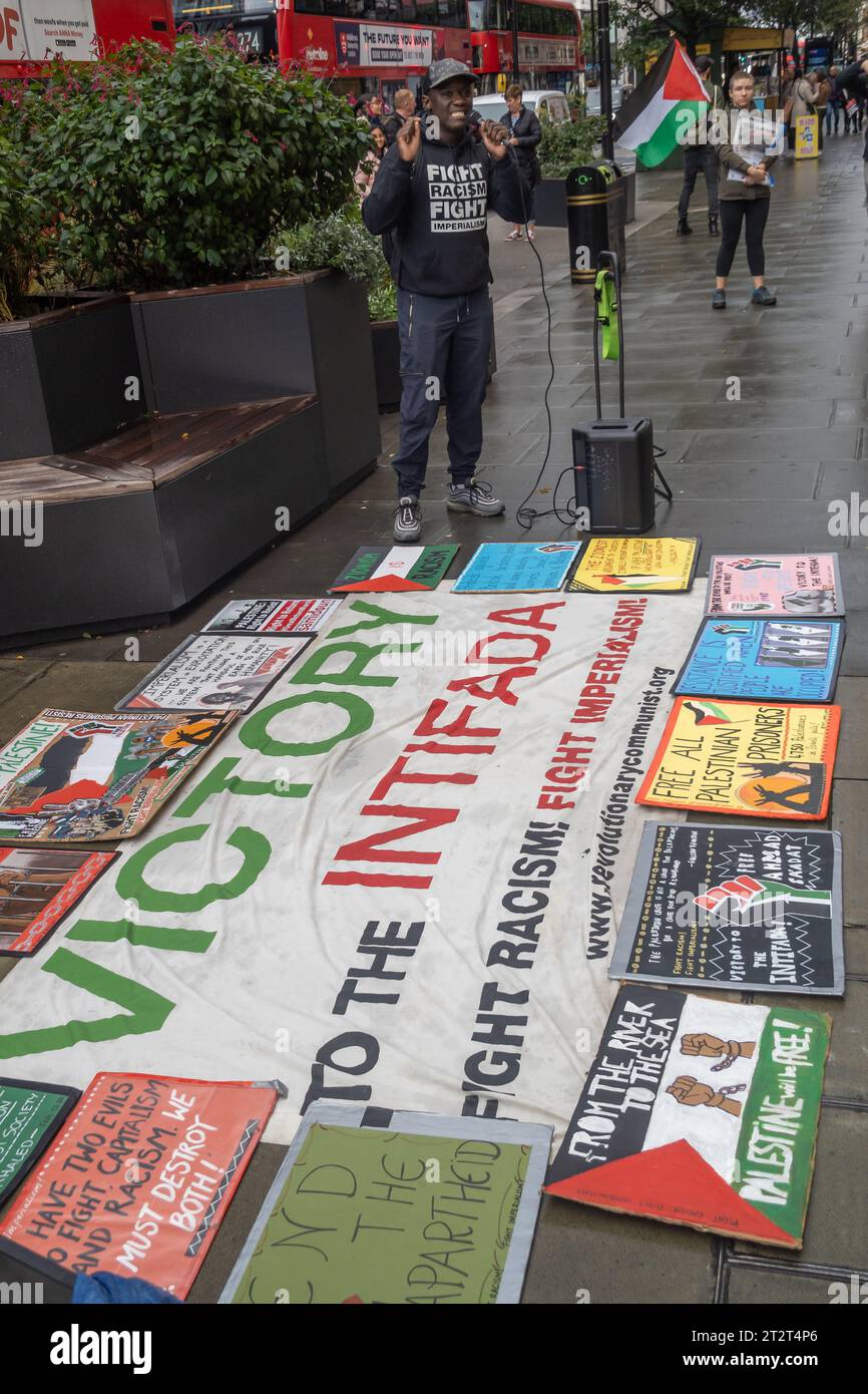 London, Großbritannien. Oktober 2023. Mitglieder des Kampfes Rassismus bekämpfen den Imperialismus und die Revolutionäre Kommunistische Gruppe unterstützt die Palästinenser, die sich dem zionistischen Staat Israel widersetzen, der Palästinenser seit vielen Jahren außerhalb britischer Unternehmen, Banken und Institutionen, einschließlich Marks & Spencer, die den israelischen Apartheidstaat seit langem unterstützen, unterdrückt. Peter Marshall/Alamy Live News Stockfoto