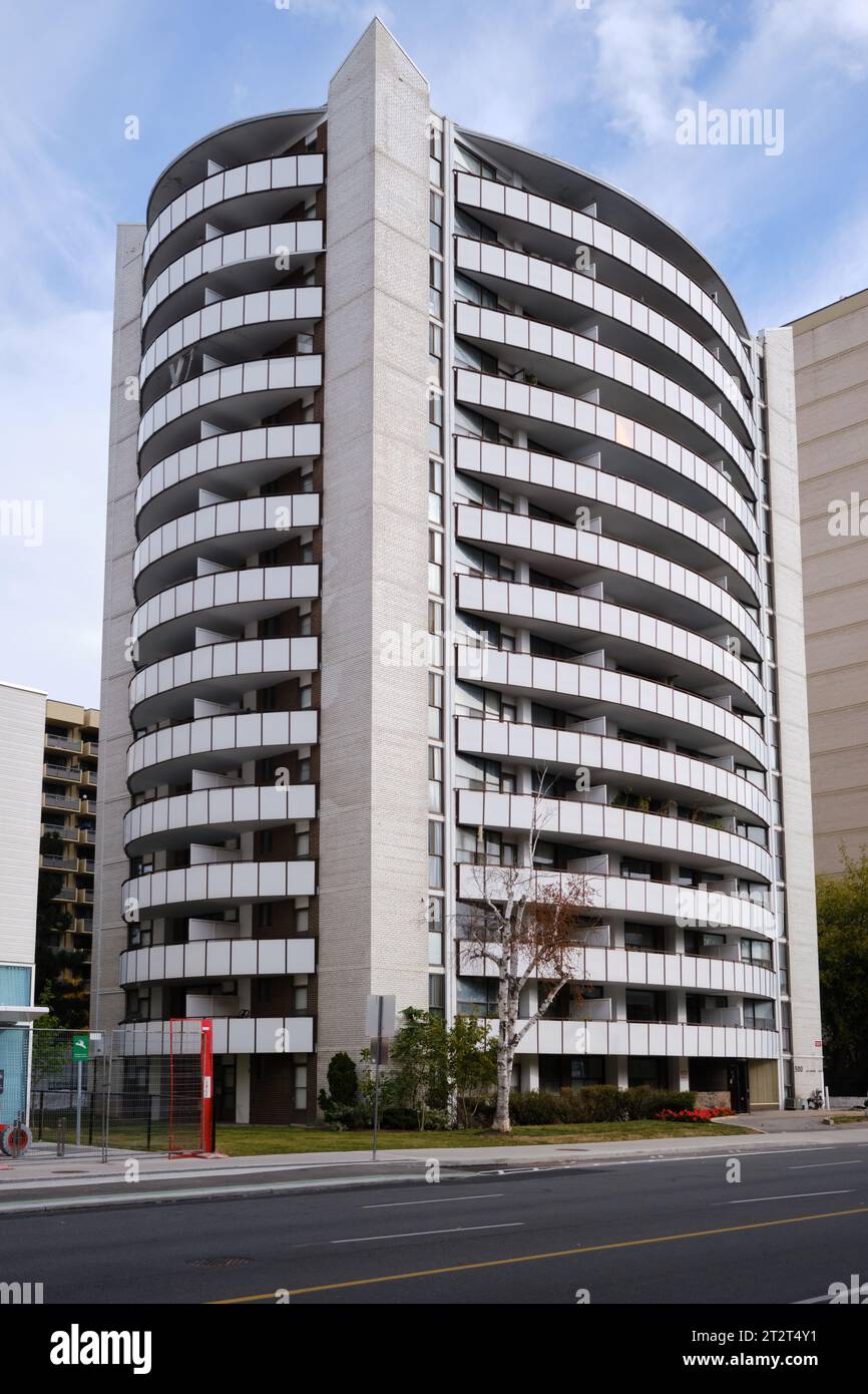 Ovalförmiges Apartmentgebäude in Eglinton East, Toronto, von Architect - UNO Prii. Stockfoto