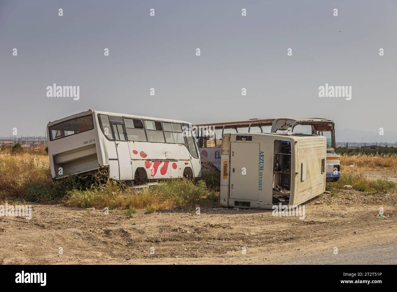 22.05.2019. Nordzypern, Haspolat bei Nikosia. Wracks von Bussen. Stockfoto