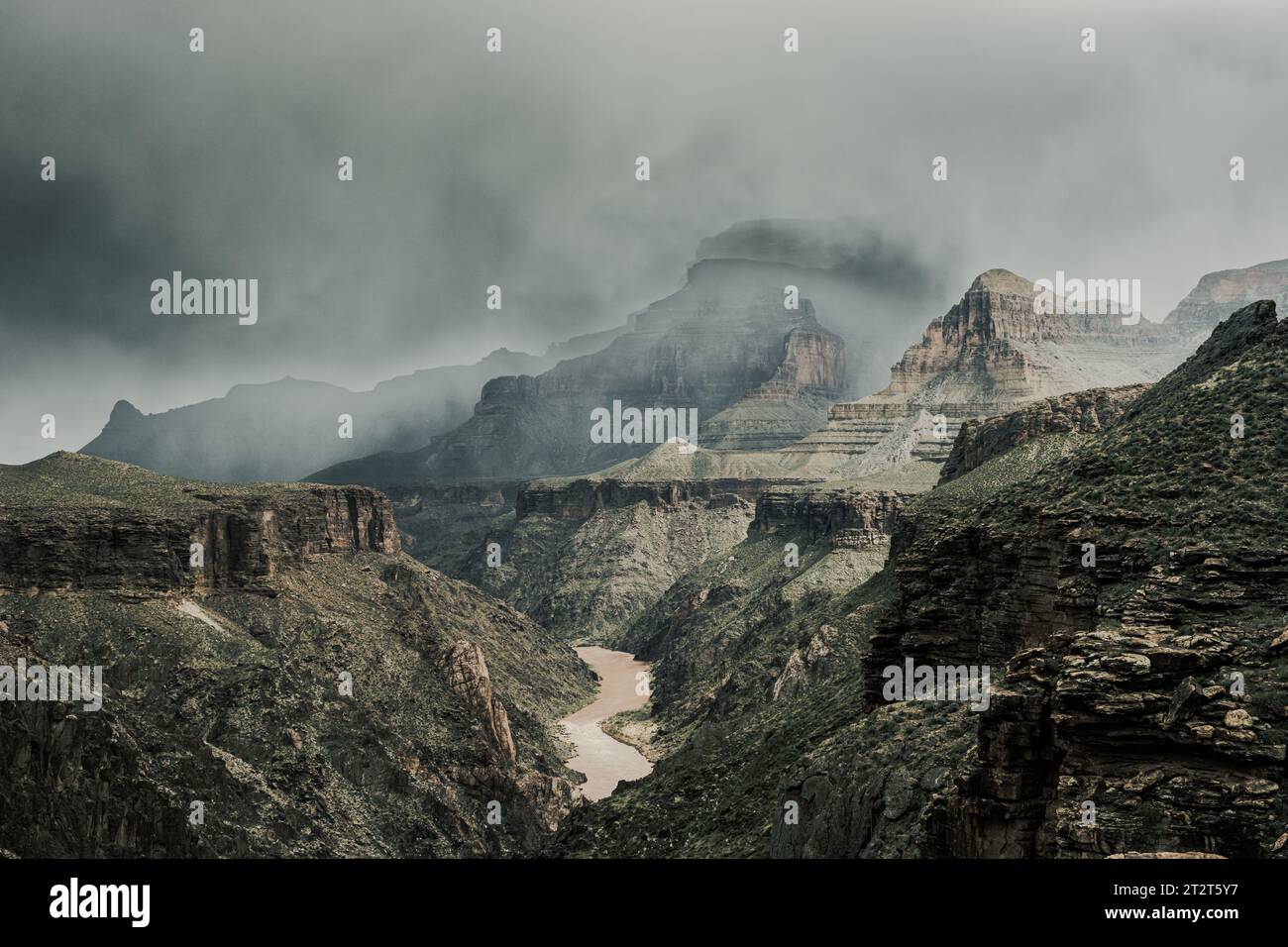 Gedämpfte Farben des Schneesturms über dem Colorado River im Grand Canyon im April Stockfoto