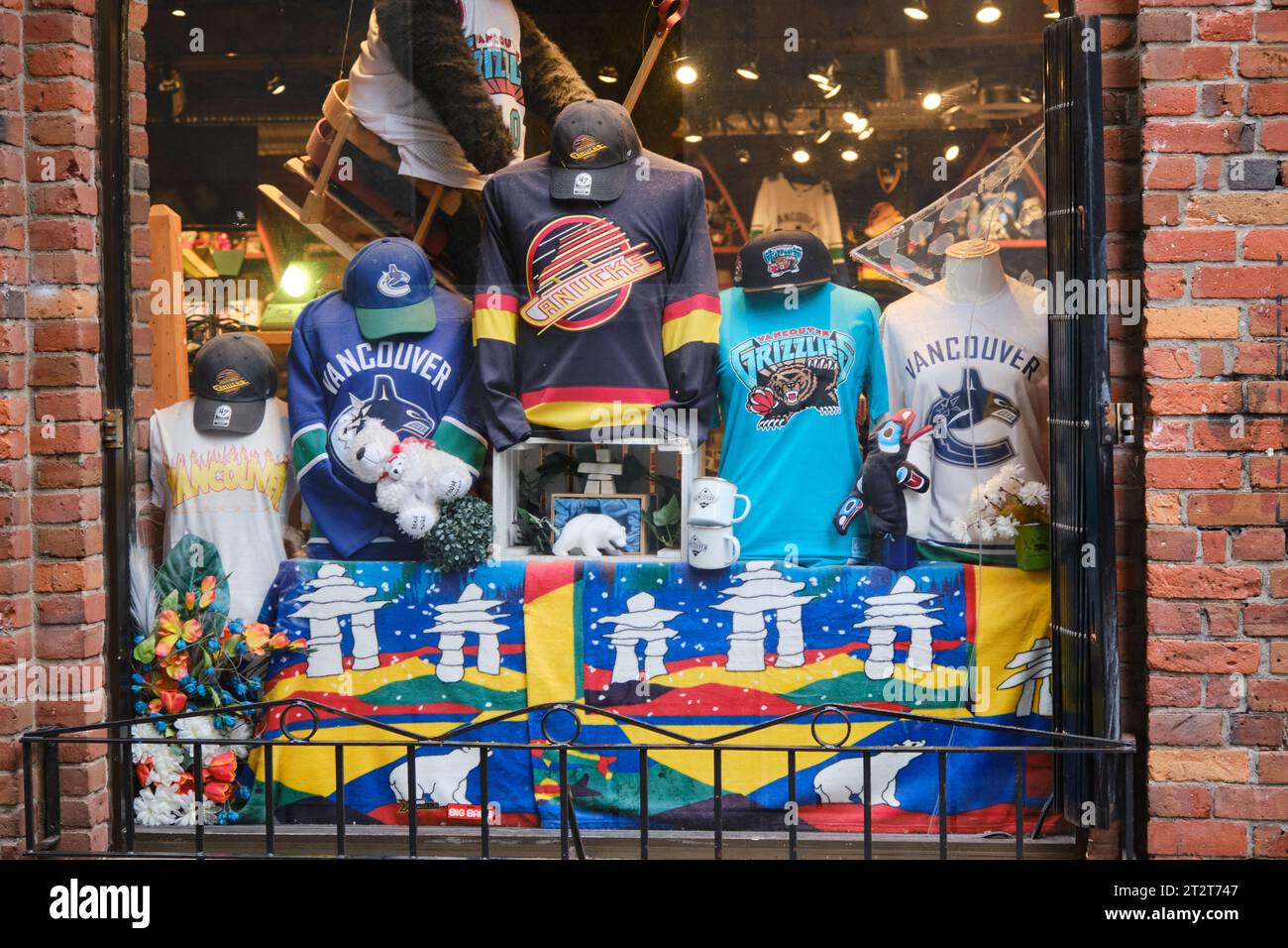 Schaufenster in Vancouver, das Sporttrikot mehrerer lokaler Teams verkauft Stockfoto