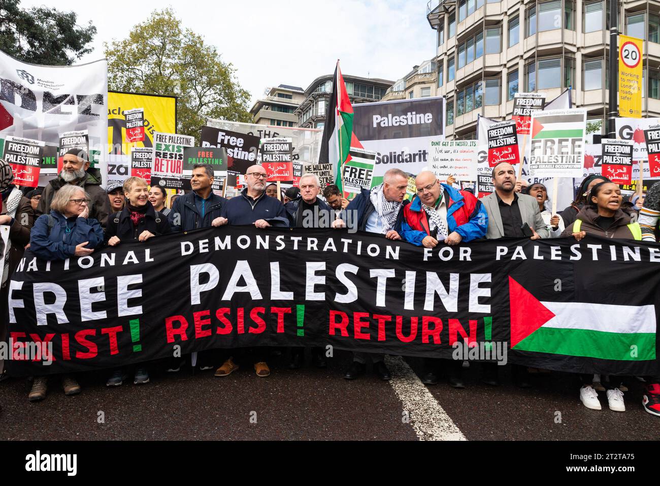 Park Lane, London, Großbritannien. Oktober 2023. Während der Konflikt zwischen Israel und der Hamas anhält, findet ein Protest gegen die Eskalation der militärischen Aktionen im Gazastreifen statt. Organisiert von Gruppen wie der palästinensischen Solidaritätskampagne und der „Stop the war Coalition“ mit dem Titel „Nationalmarsch für Palästina“ und mit Aufrufen zu „Befreiung Palästinas“, „Beendigung der Gewalt“ und „Beendigung der Apartheid“. Abgeordneter John McDonnell vor märz Stockfoto