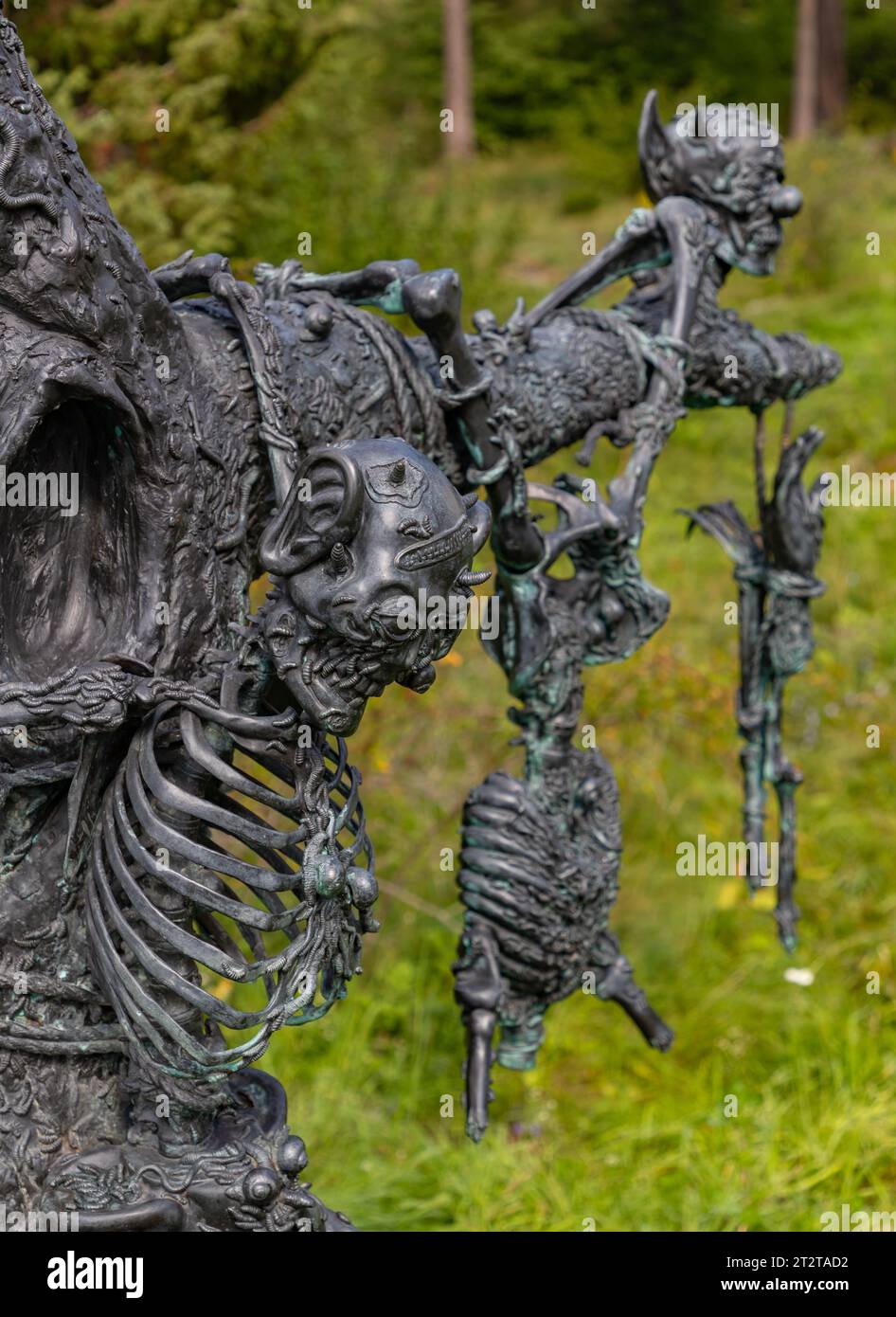 Ein Bild der Skulptur Sturm und Drang im Skulpturenpark Ekebergparken. Entworfen von Jake und Dinos Chapman im Jahr 2014. Stockfoto