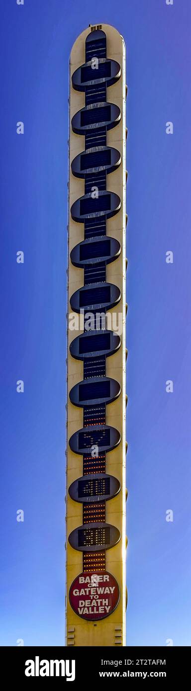 Vertikales Foto des größten Thermometers der Welt am Tor des Death Valley in der Mojave-Wüste, in der Stadt Baker in der United St Stockfoto