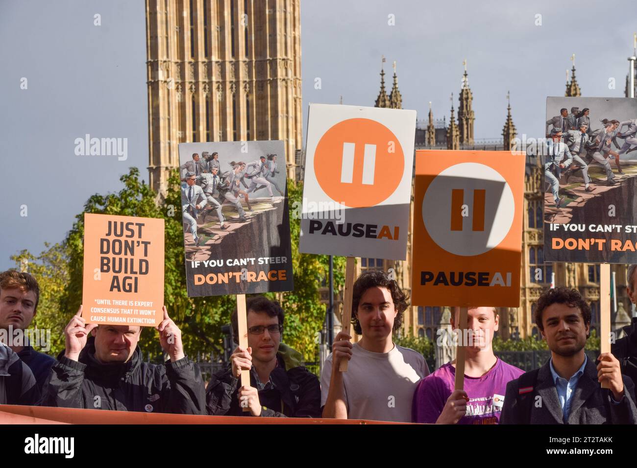 London, Großbritannien. Oktober 2023. Demonstranten der Künstlichen Intelligenz versammelten sich auf dem Parliament Square und forderten, dass die Entwicklung von KI aufgrund einer Vielzahl potenzieller Gefahren unterbrochen werden sollte. Quelle: Vuk Valcic/Alamy Live News Stockfoto