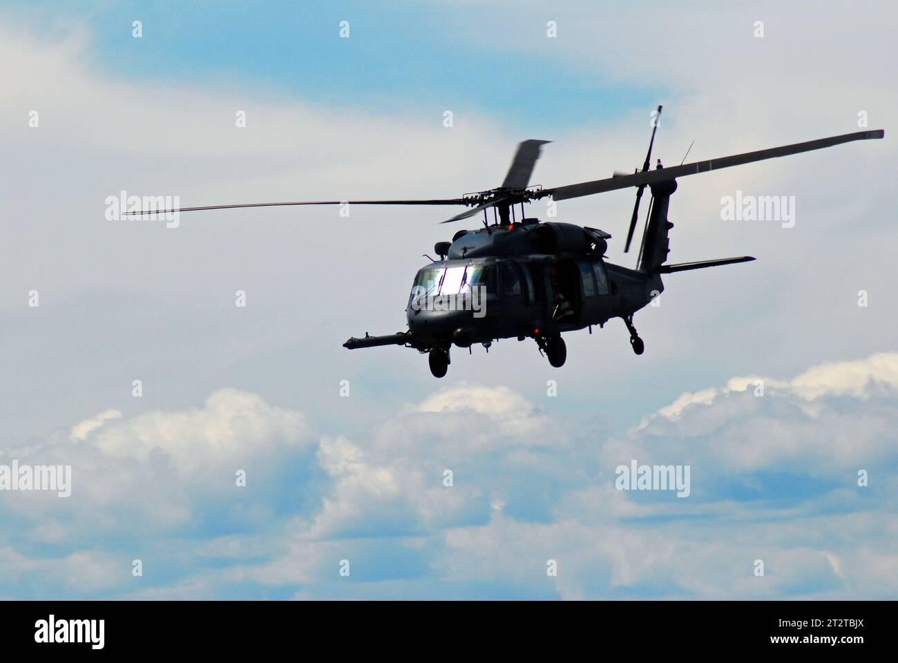 Ein Blackhawk Militär-Helikopter bereitet sich auf eine mittlere Luftbetankung vor Stockfoto