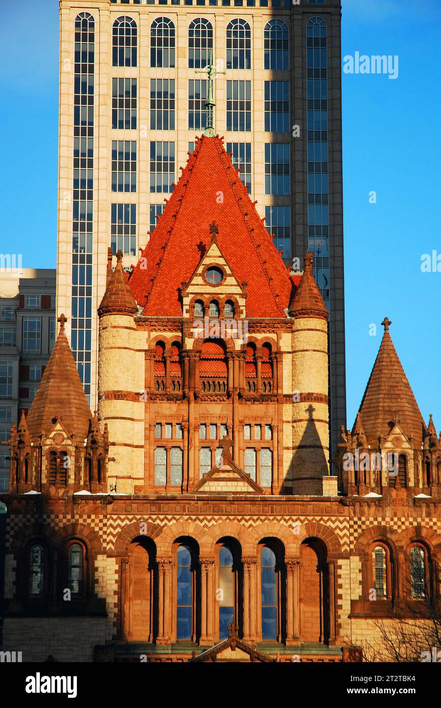 Die klassische, rot gekachelte historische Trinity Church steht im Kontrast zu den benachbarten modernen Gebäuden der Back Bay Gemeinde in Boston Stockfoto