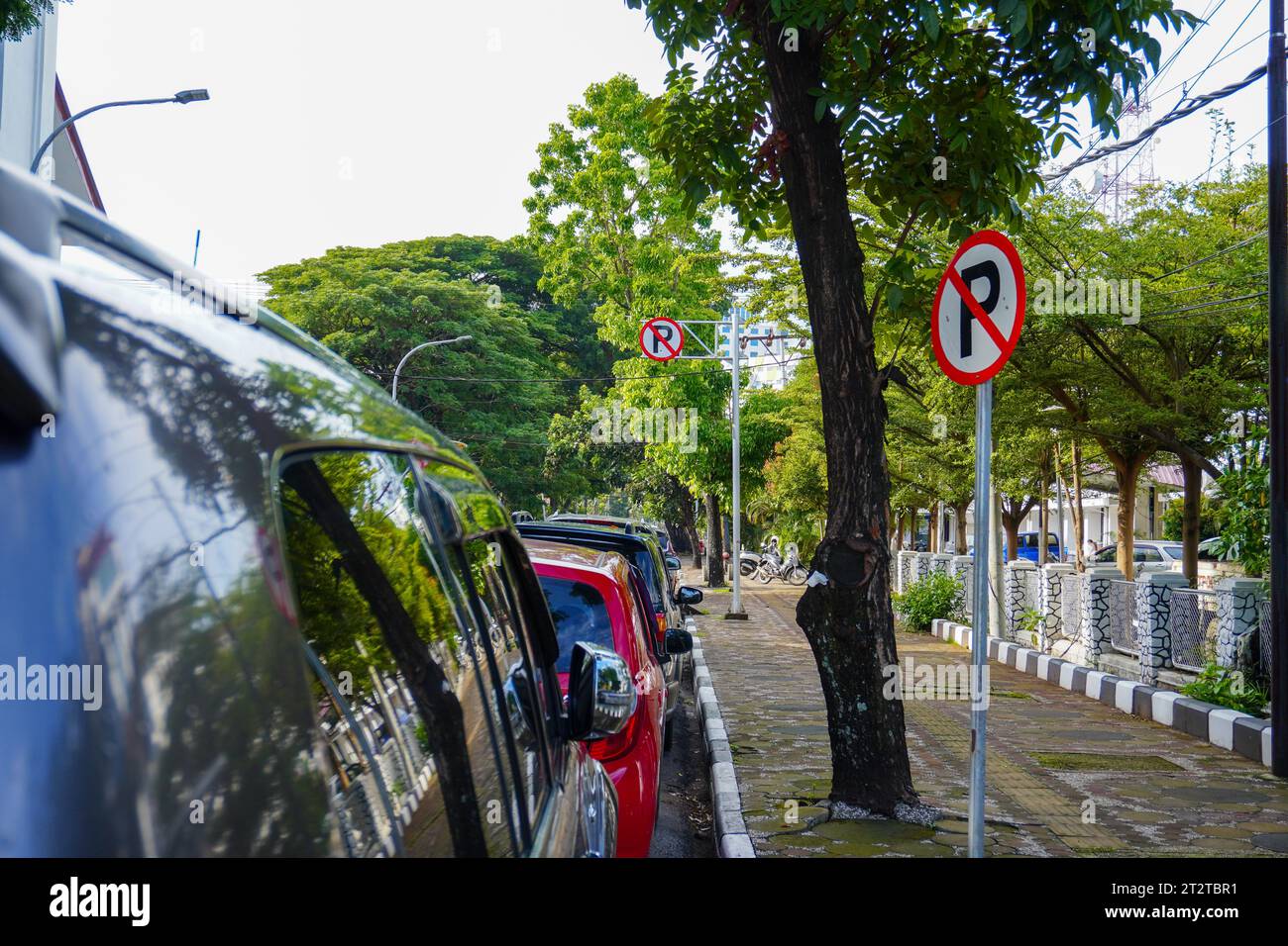 Verstoß gegen die Parkvorschriften: Fahrzeug in einem Sperrbereich geparkt. Das Fahrzeug wurde illegal in einem verbotenen Bereich geparkt Stockfoto