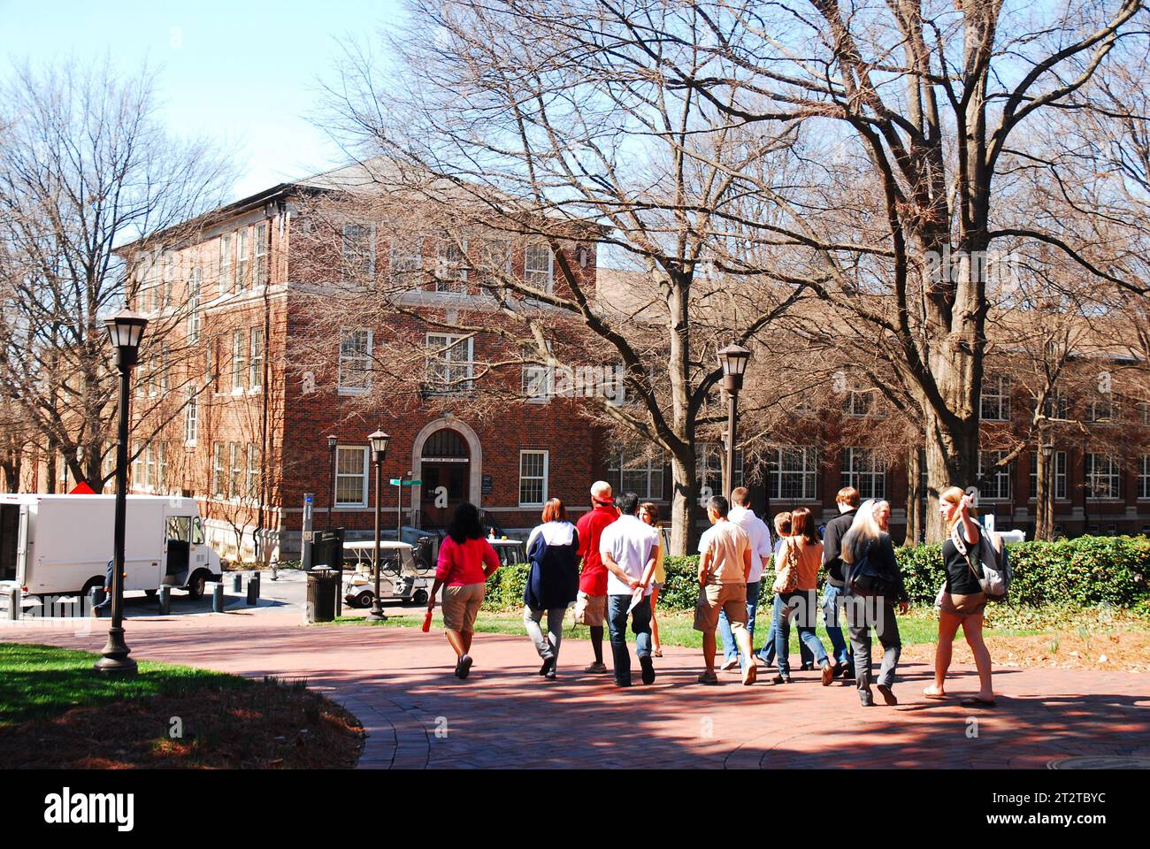 Ein Student führt eine Tour durch perspektivische College-Studenten und zeigt den Campus des Georgia Institute of Technology (Georgia Tech) in Atlanta Stockfoto