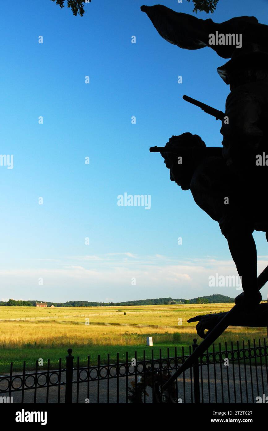 Die Silhouetten des Virginia Memorial blicken über das historische Schlachtfeld im Gettysburg National Military Park Stockfoto