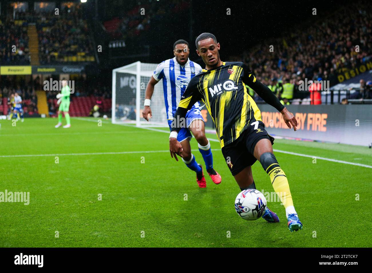 Watfords Tom Ince spürt den Druck von Akin Famewo am Mittwoch in Sheffield während des Sky Bet Championship Matches in der Vicarage Road, Watford. Bilddatum: Samstag, 21. Oktober 2023. Stockfoto