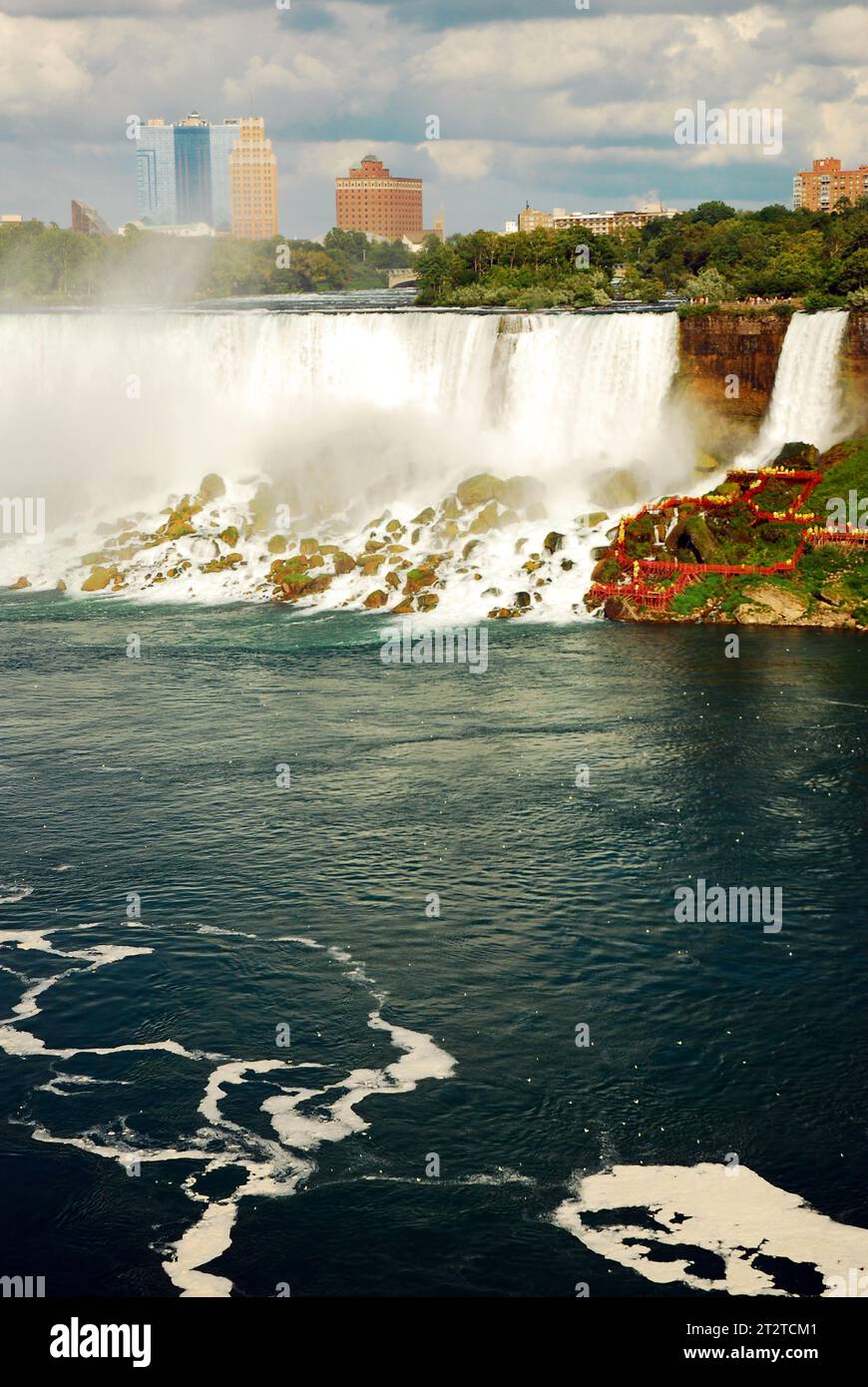 Nebel steigt von den American Falls an den Niagarafällen an der internationalen Grenze zu Kanada und den Vereinigten Staaten auf, mit den Hotels im Hintergrund Stockfoto