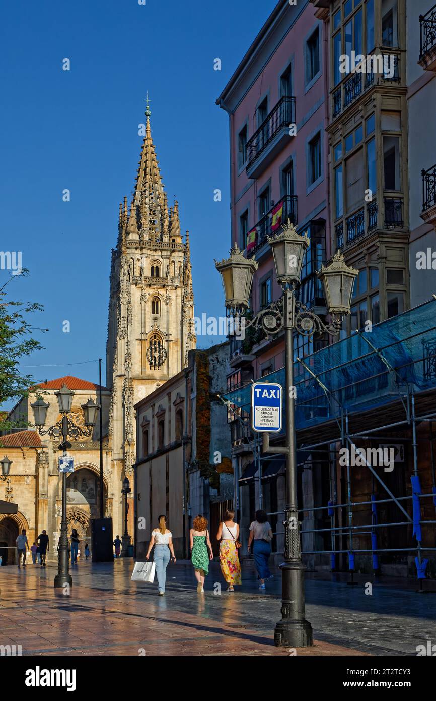 OVIEDO, SPANIEN, 1. Oktober 2023 : die Straßen der Altstadt von Oviedo halten eine mittelalterliche Atmosphäre für Touristen. Stockfoto