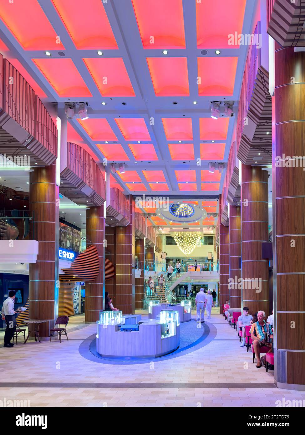 Royal Esplanade im Kreuzfahrtschiff der Royal Caribbean 'Anthem of the Seas', Keltische See, Europa Stockfoto