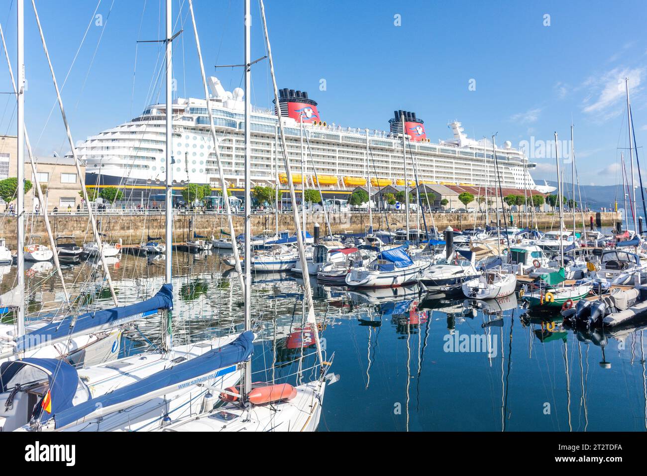 Puerto deportivo de Vigo (Marina) und Disney Dream Kreuzfahrtschiff, Puerto de Vigo, Vigo, Provinz Pontevedra, Galicien, Königreich Spanien Stockfoto