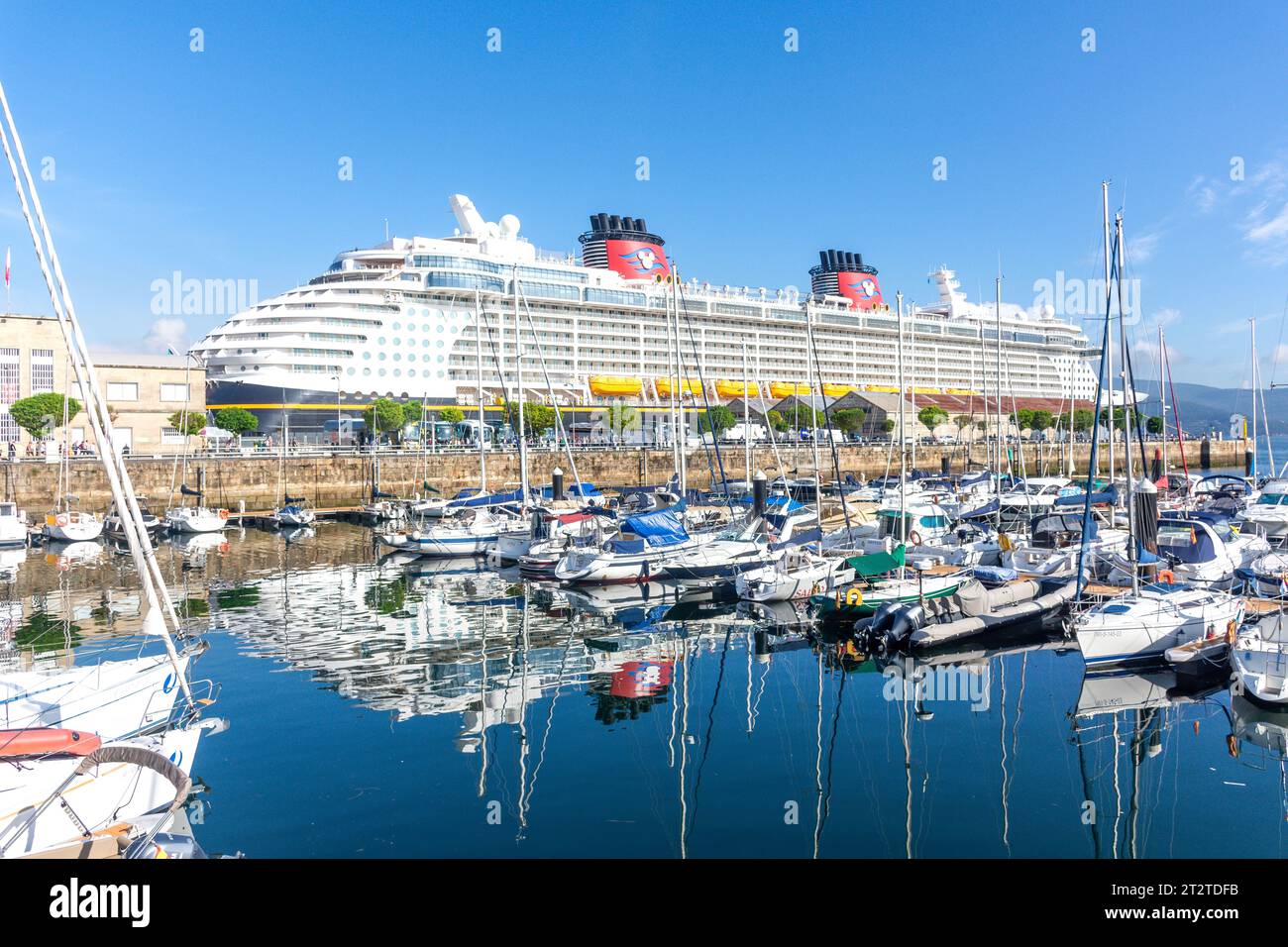 Puerto deportivo de Vigo (Marina) und Disney Dream Kreuzfahrtschiff, Puerto de Vigo, Vigo, Provinz Pontevedra, Galicien, Königreich Spanien Stockfoto