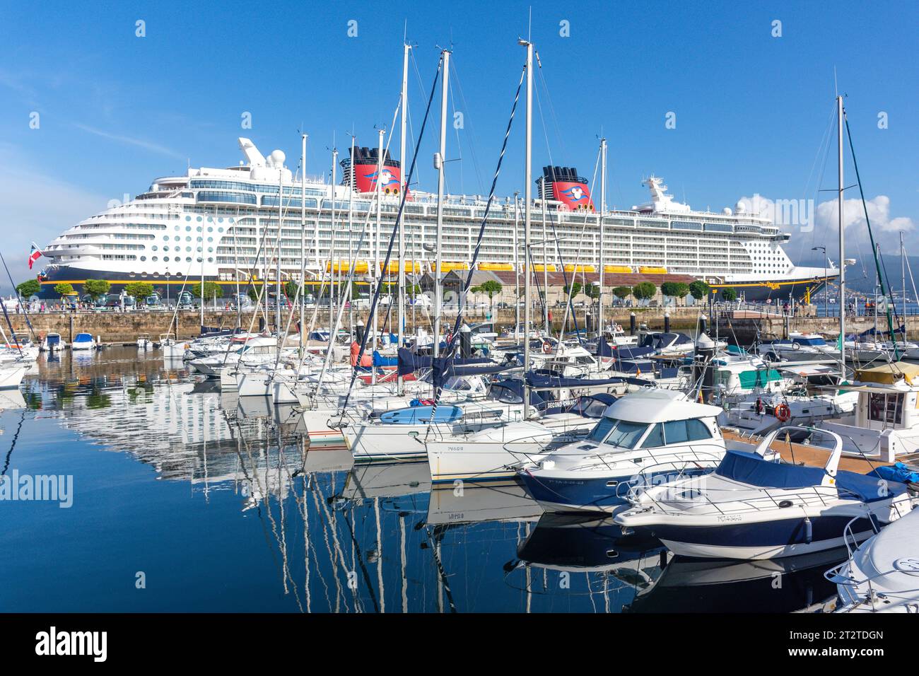 Puerto deportivo de Vigo (Marina) und Disney Dream Kreuzfahrtschiff, Puerto de Vigo, Vigo, Provinz Pontevedra, Galicien, Königreich Spanien Stockfoto