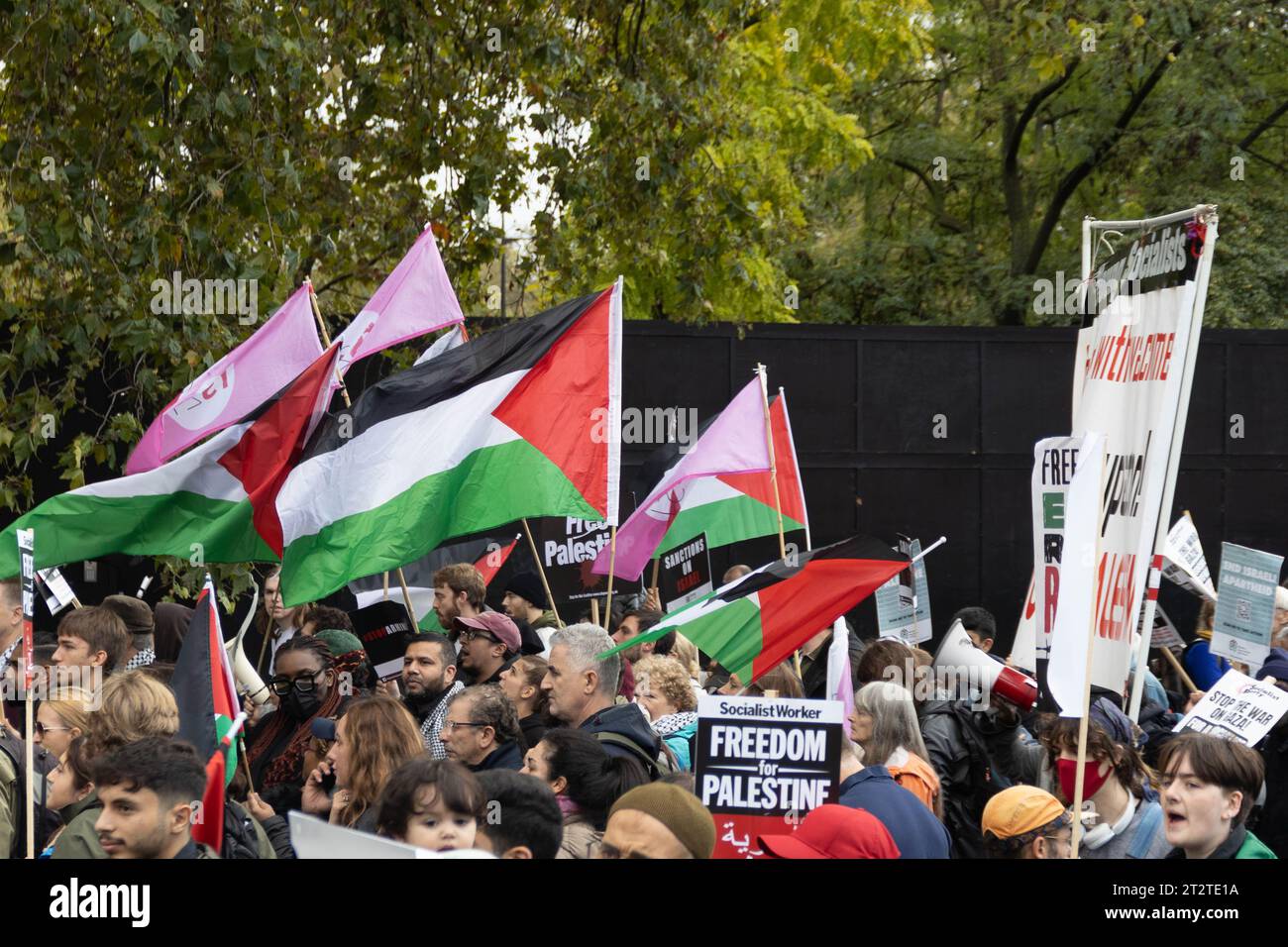 Zehntausende pro-palästinensischer Unterstützer marschierten während des Nationalmarsches für Palästina von Marble Arch nach Whitehall, um den Gastrednern zuzuhören, die nach der israelischen Bombardements gegen Hamas-Milizen einen Waffenstillstand forderten. Quelle: Sinai Noor/Alamy Live News Stockfoto