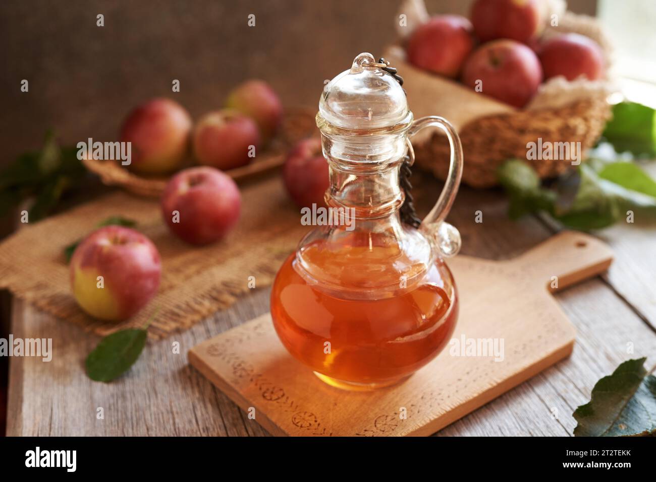 Apfelessig in einer Glasflasche Stockfoto