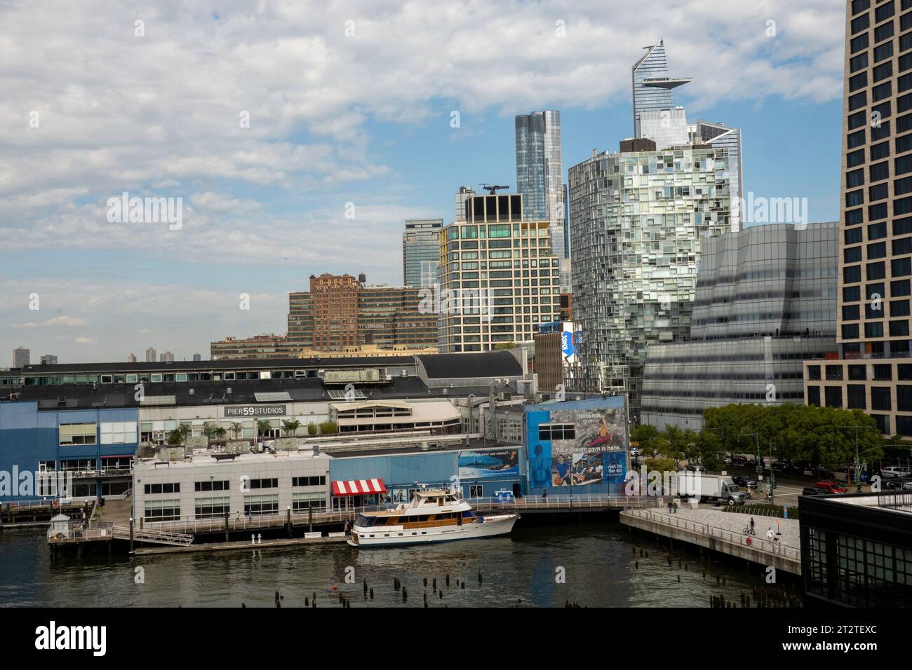 Die Wolkenkratzer der Hudson Yards aus der Sicht der High Line, einer erhöhten Güterzuglinie, die heute ein öffentlicher Park ist, 2023, New York City, USA Stockfoto